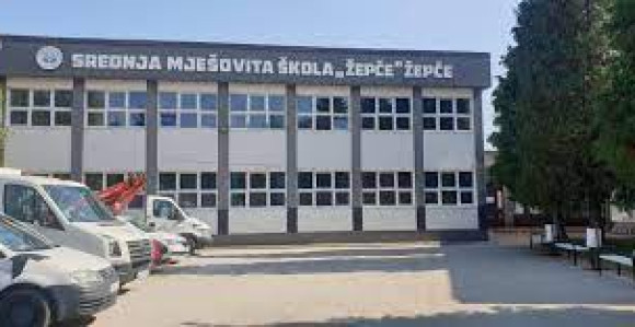 Učenik profesorki prijetio pištoljem u školi u Žepču