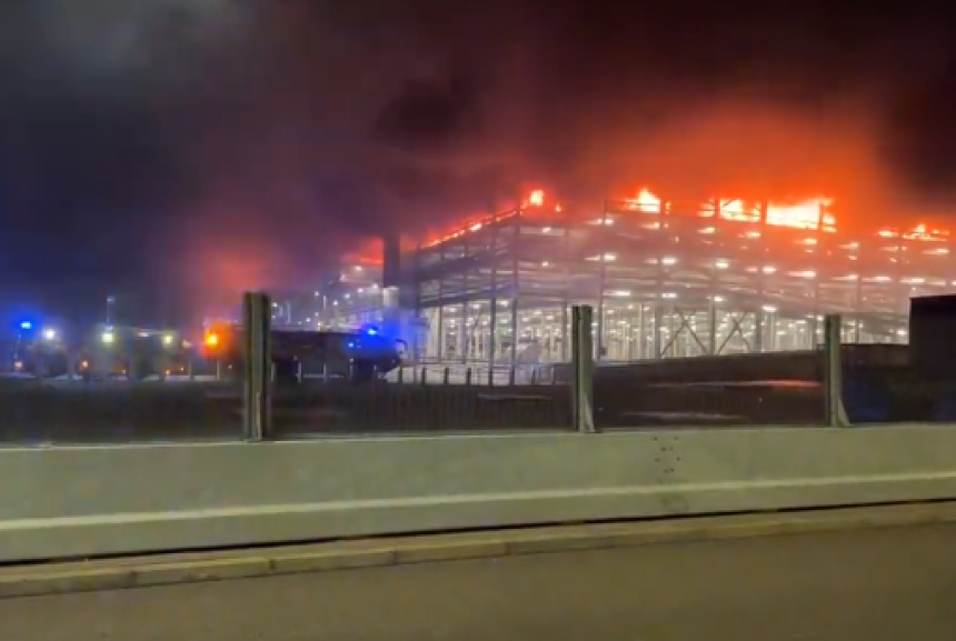 Stotine vozila oštećeno u velikom požaru (VIDEO)