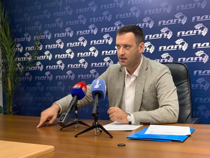 Cvijanovićeva da se ogradi od kafanskih dogovora