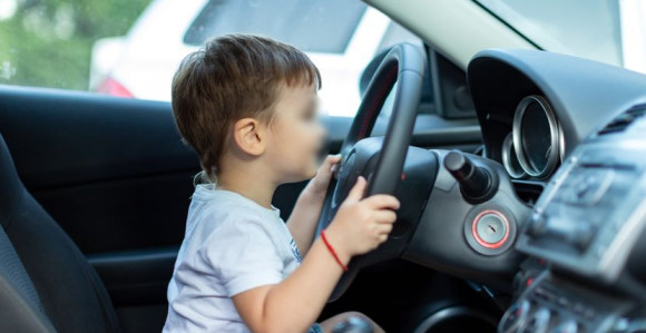 Klinci vozili sami automobil nekoliko stotina kilometara!