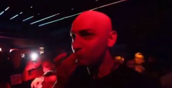 Бизарно: Узео цигарету од фана, па је прогутао (ВИДЕО)