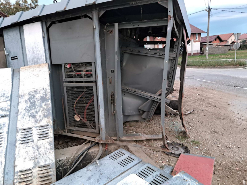 Vozilo udarilo u trafostanicu, uništilo je (VIDEO)
