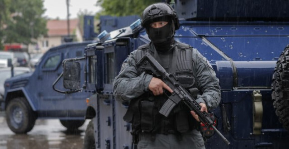 Србин приведен због мајице са мотивима српских манастира