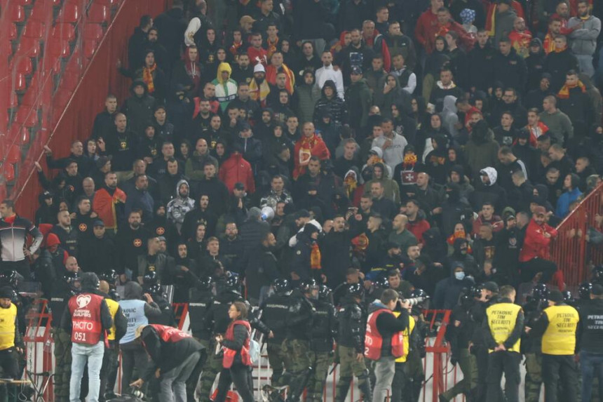 Хаос на Маракани: Навијачи Црне Горе чупали столице