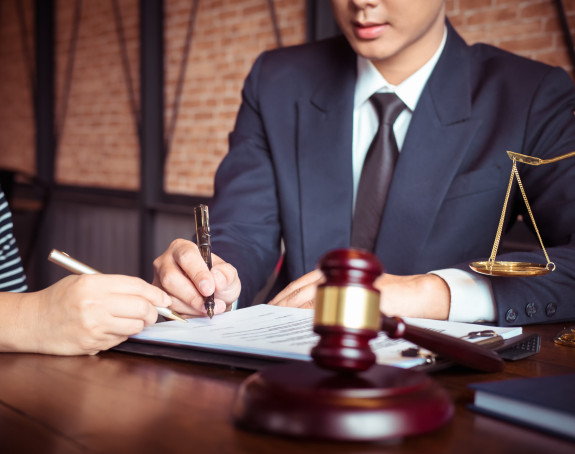 Lažni advokat uhapšen nakon što je dobio 26 parnica na sudu!