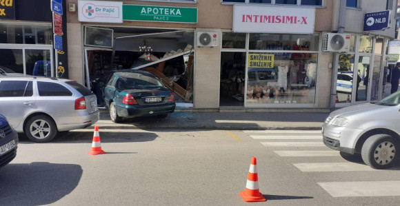 Mercedesom uletio u apoteku u Brčkom