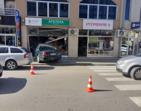 Mercedesom uletio u apoteku u Brčkom