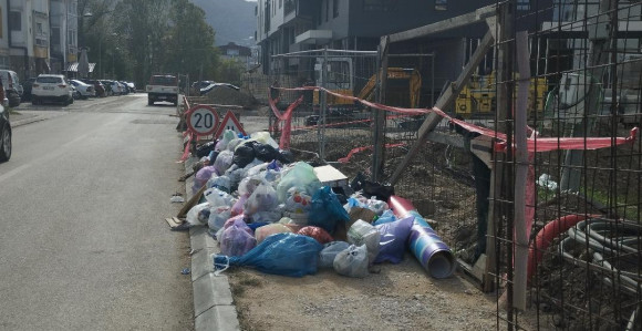 Smeće u centru Banjaluke, nema ni kontejnera