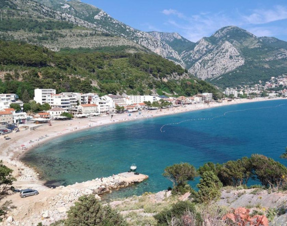 Трагедија у ЦГ: Групу младих повукли таласи