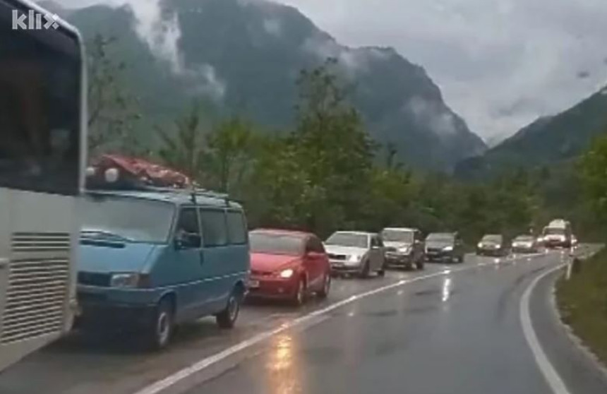 Otežan saobraćaj kod Mostara: Curi nafta iz autobusa