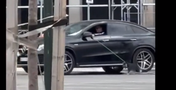 Sraman prizor: Vozi auto i vodi psa na povocu (Video)