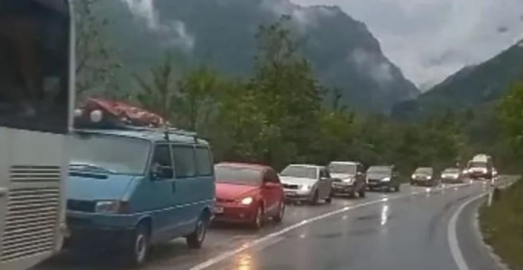 Otežan saobraćaj kod Mostara: Curi nafta iz autobusa