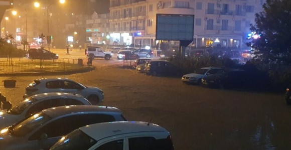 Nevrijeme u Budvi: Ulice pod vodom