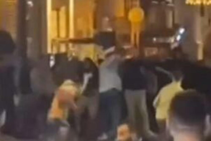 Haos u Istanbulu, tuča navijača, sijevale palice