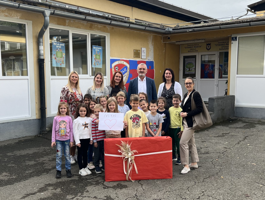 M:tel poklonio još jedan televizor osnovnoj školi