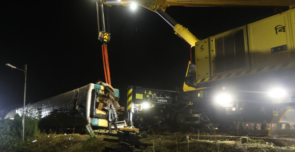 Sudar dva voza, poginulo 17 osoba, 50 povrijeđenih