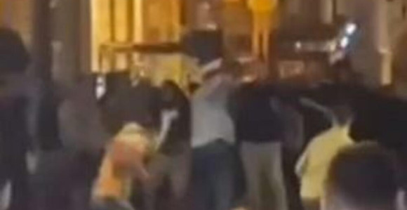 Haos u Istanbulu, tuča navijača, sijevale palice