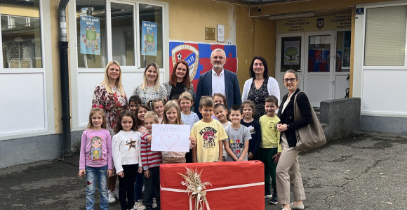 M:tel poklonio još jedan televizor osnovnoj školi
