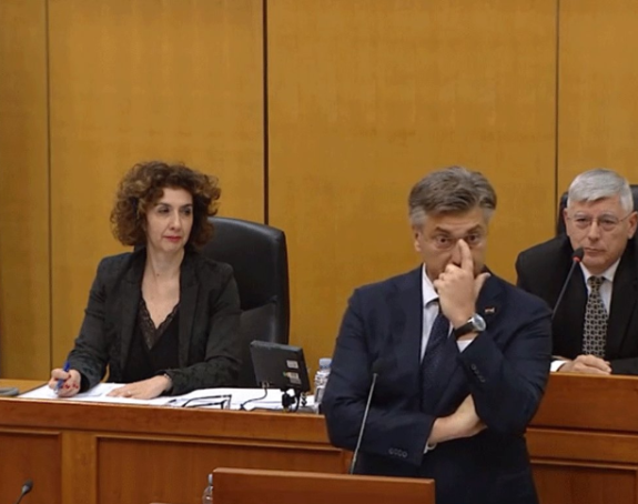 Haos u Saboru: Plenkoviću nisu dali da progovori