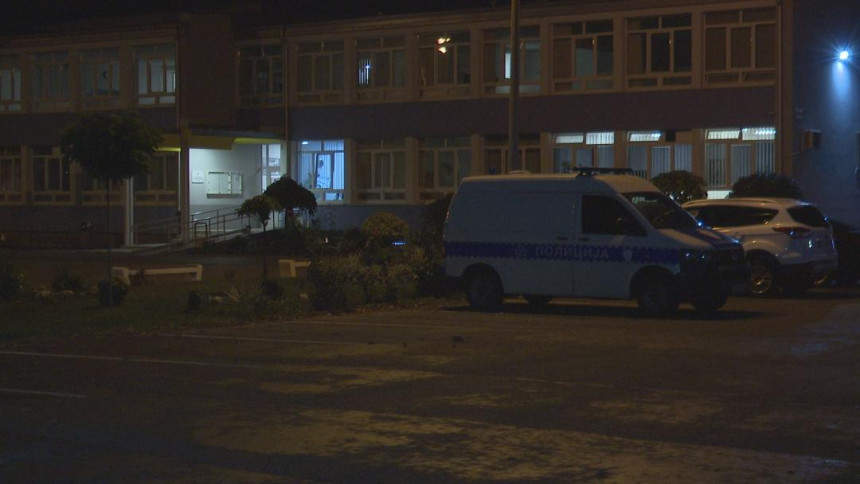 Ученик каменом ударио наставницу, полиција у школи