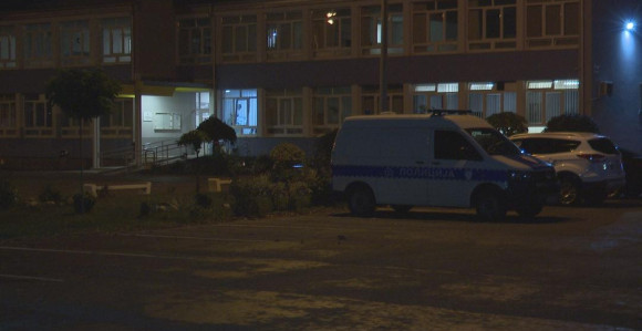 Učenik kamenom udario nastavnicu, policija u školi