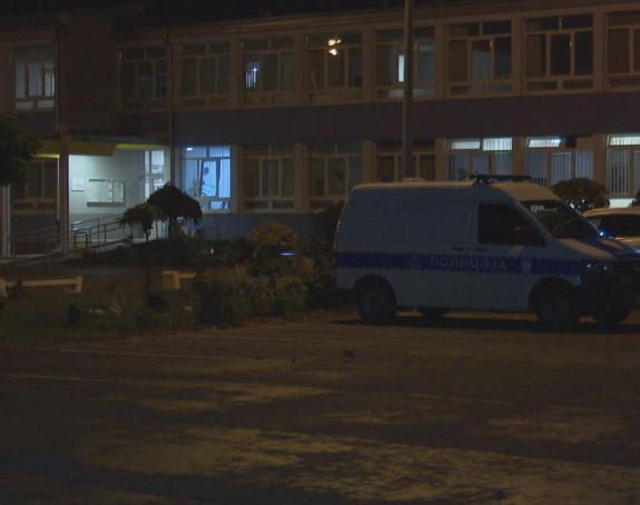 Ученик каменом ударио наставницу, полиција у школи