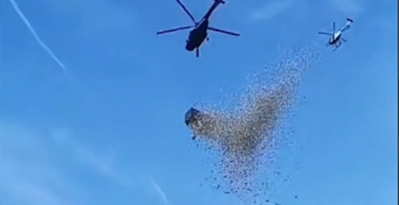 Influenser bacio milion dolara iz helikoptera! (VIDEO)