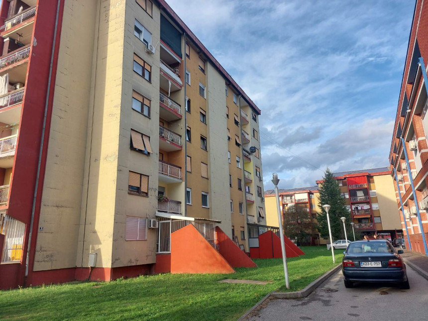 Prijedor: Djevojčica (14) pala sa petog sprata zgrade