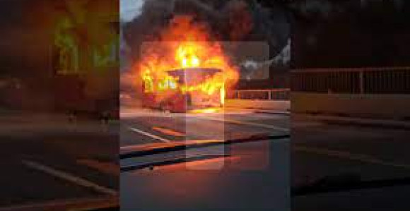 Autobus izgoreo na Brankovom mostu u Beogradu