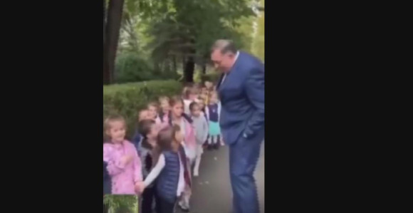 Djeca pitaju Dodika: "Đe si lopove" (VIDEO)