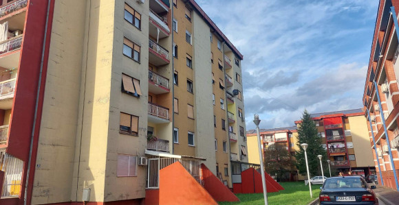 Prijedor: Djevojčica (14) pala sa petog sprata zgrade