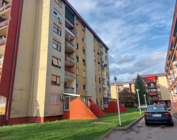Prijedor: Djevojčica (14) pala sa petog sprata zgrade