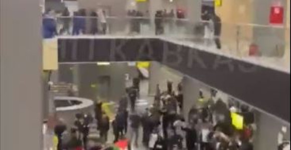 Demonstranti jure putnike koji su doletjeli iz Izraela