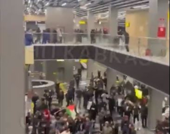 Demonstranti jure putnike koji su doletjeli iz Izraela