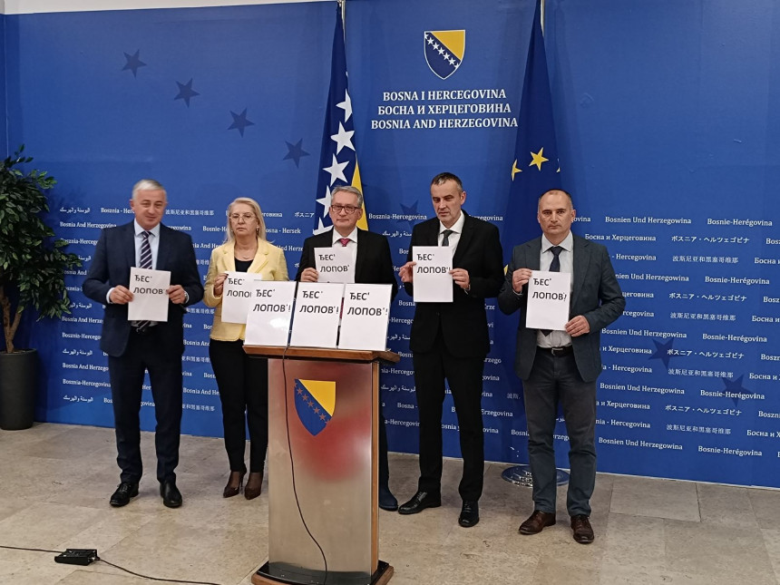 Vlast sa majicama Dodika, a opozicija "Đes‘ lopove"