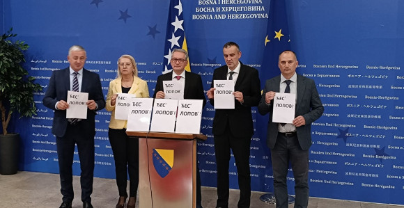 Власт са мајицама Додика, а опозиција "Ђес‘ лопове"