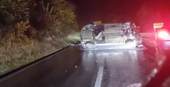 Teška saobraćajna nezgoda, vozilo završilo na krovu