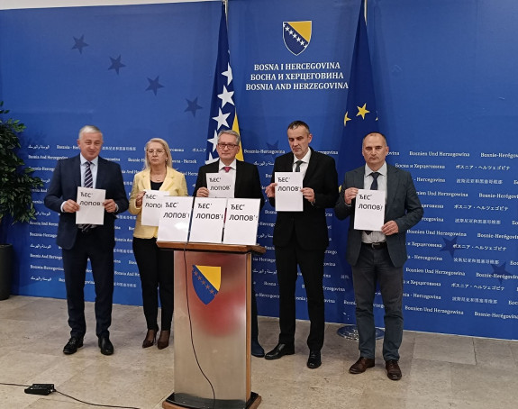 Vlast sa majicama Dodika, a opozicija "Đes‘ lopove"