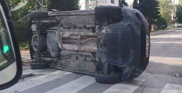 Saobraćajka u BL, vozilo prevrnuto na bok (VIDEO)