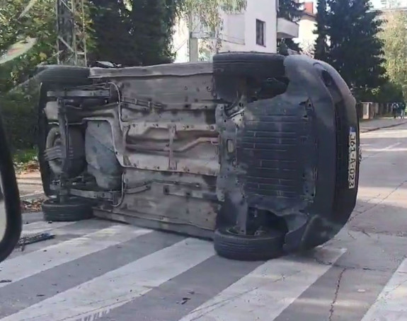 Saobraćajka u BL, vozilo prevrnuto na bok (VIDEO)