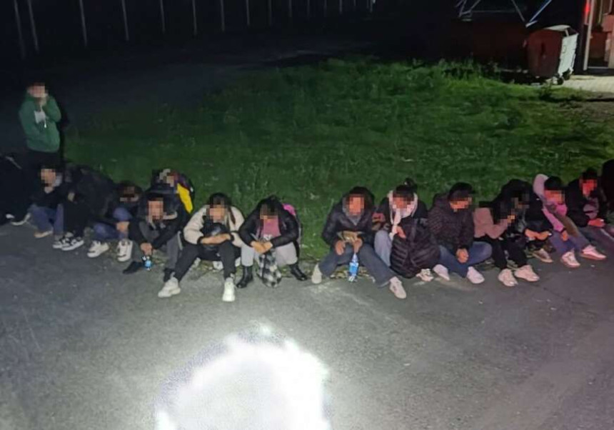 Uhapšena dva vozača, spriječeno krijumčarenje 38 osoba