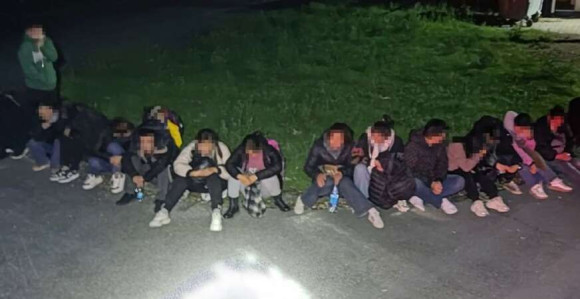 Uhapšena dva vozača, spriječeno krijumčarenje 38 osoba