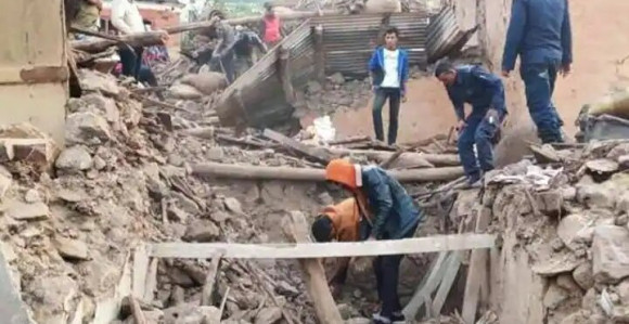 Spasioci rukama kopaju ruševine i traže preživjele