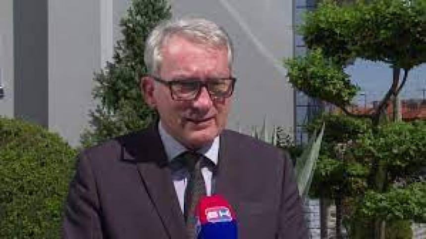 Dodik nema namjeru da se povuče kao Vulin
