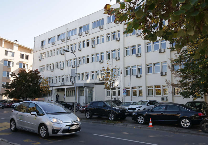 Otac bebe, koja je ljekarima pala na pod, novčano kažnjen