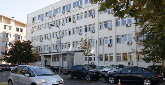 Otac bebe, koja je ljekarima pala na pod, novčano kažnjen