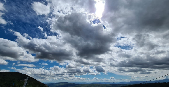 Данас претежно облачно са кишом и пљусковима