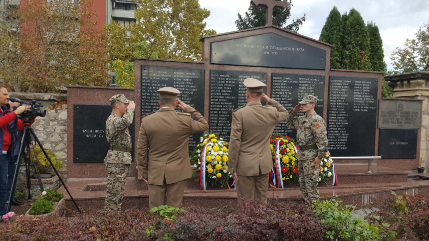 Положени вијенци на споменик страдалим борцима ВРС