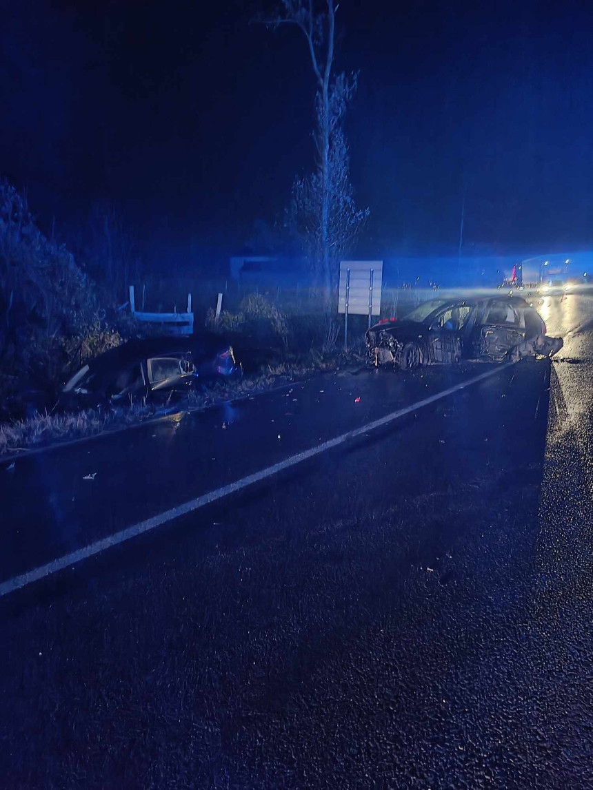 Vozila potpuno uništena u sudaru na Crnom Vrhu
