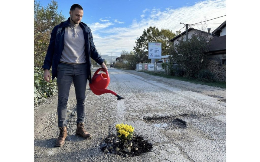 Ulica u Doboju puna rupa, u jednu zasađeno cvijeće